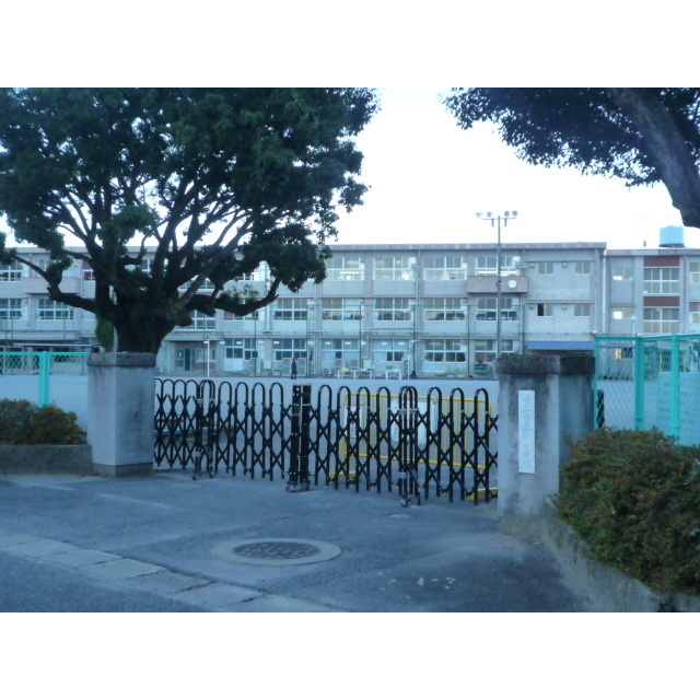 小学校　岩小学校　　　２５（小学校）まで640m
