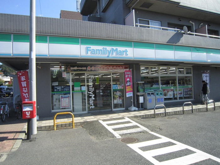 コンビニ　ファミリーマート（コンビニ）まで600m