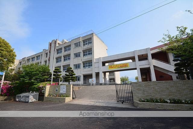 中学校　苅田町立　新津中学校（中学校）まで1200m