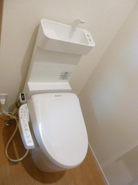 トイレ　一度使うと止められない、嬉しいウォシュレット付き！