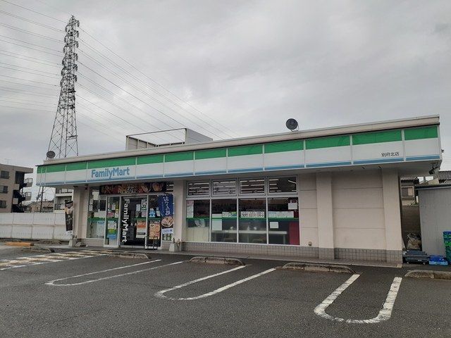 コンビニ　ファミリーマート（コンビニ）まで192m