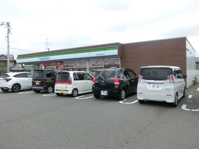 コンビニ　ファミリーマート（コンビニ）まで777m