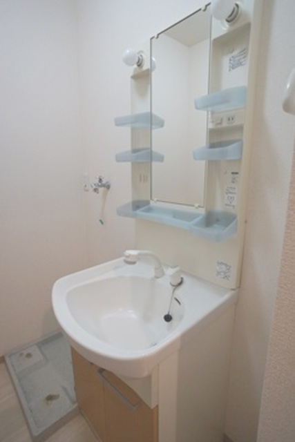 洗面設備　同建物・別部屋の間取りの参考写真になります。