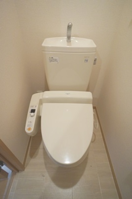トイレ　同建物・別部屋の間取りの参考写真になります。