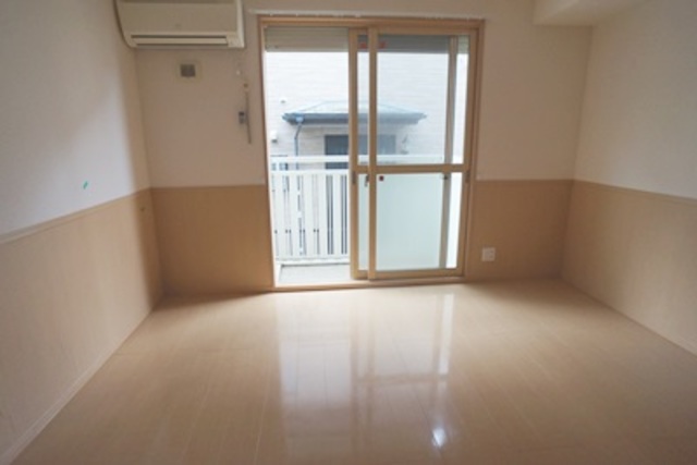 居室・リビング　同建物・別部屋の間取りの参考写真になります。
