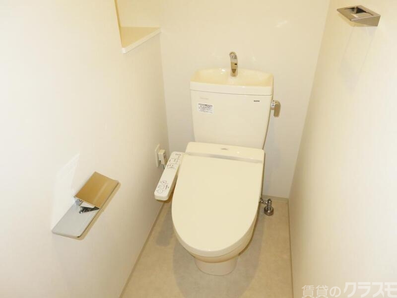 トイレ　トイレにも機能的な棚があります☆
