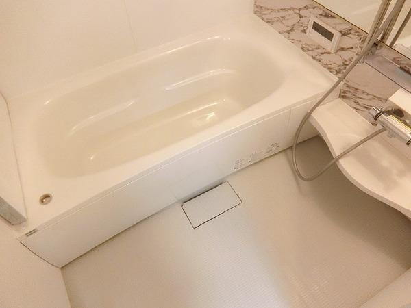 バス・シャワールーム　浴室乾燥機、追焚機能付の広々バスルーム！