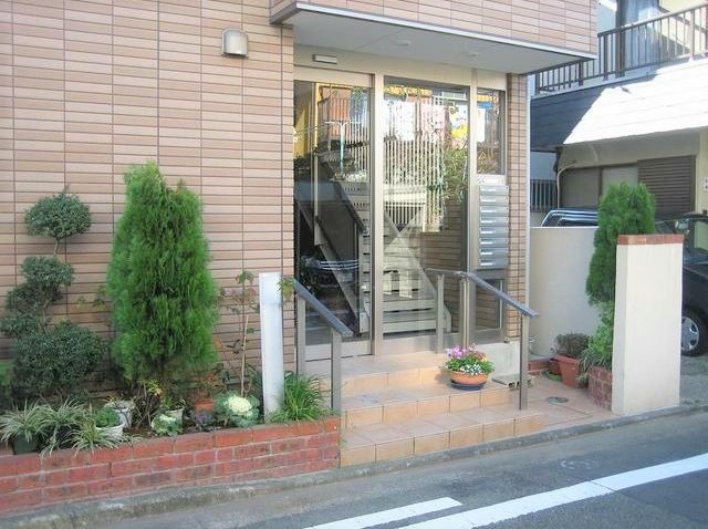 エントランス　植栽ありで暖かみのある入口