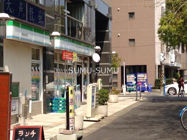 コンビニ　ファミリーマート横浜弥生町店（コンビニ）まで100m
