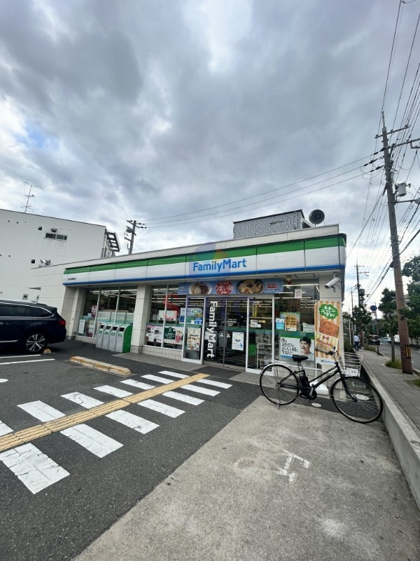 コンビニ　ファミリーマート豊中長興寺店（コンビニ）まで216m