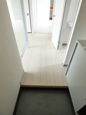 玄関　※写真は他号室です