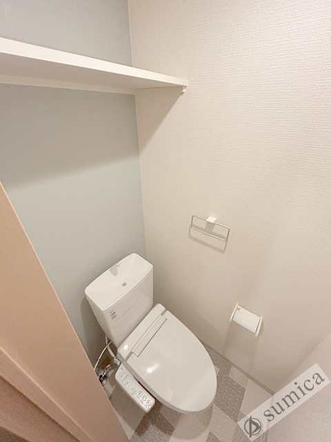 トイレ　人気アイテムの温水洗浄便座。清潔感のあるトイレです。