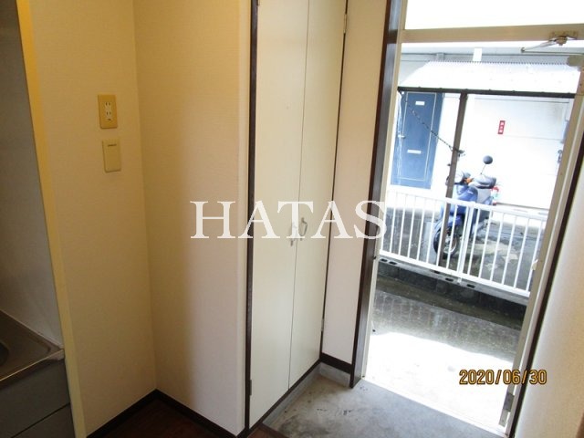 玄関　同物件別部屋です。