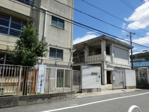 小学校　孔舎衛小学校（小学校）まで294m