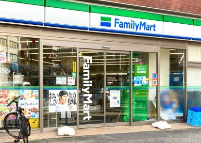 コンビニ　ファミリーマート新宿大久保一丁目店（コンビニ）まで10m