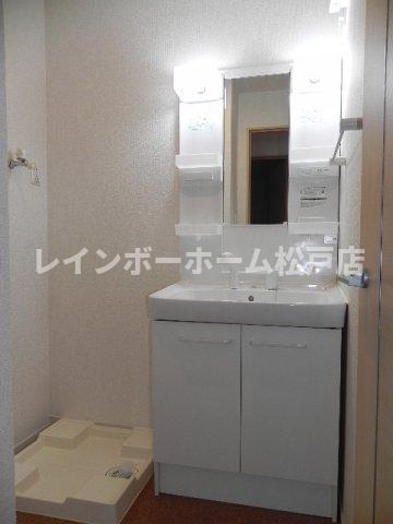 洗面設備　ゆったりとスペースのある洗面所