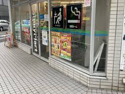 コンビニ　ファミリーマート恵比寿南交差点前店（コンビニ）まで96m