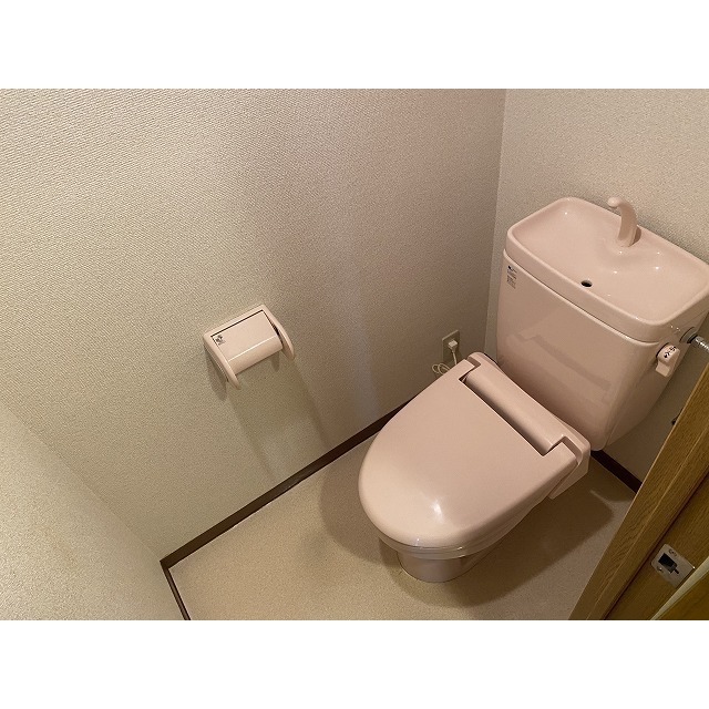 トイレ　落ち着いた色調のトイレです