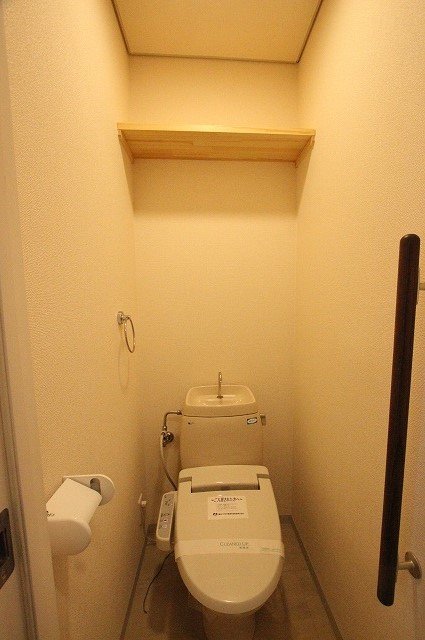 トイレ　別号室の写真です（反転）