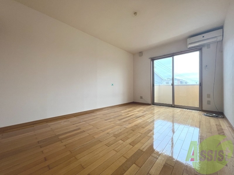 居室・リビング　リビングを撮影しました。生活のメインとなるお部屋ですね。