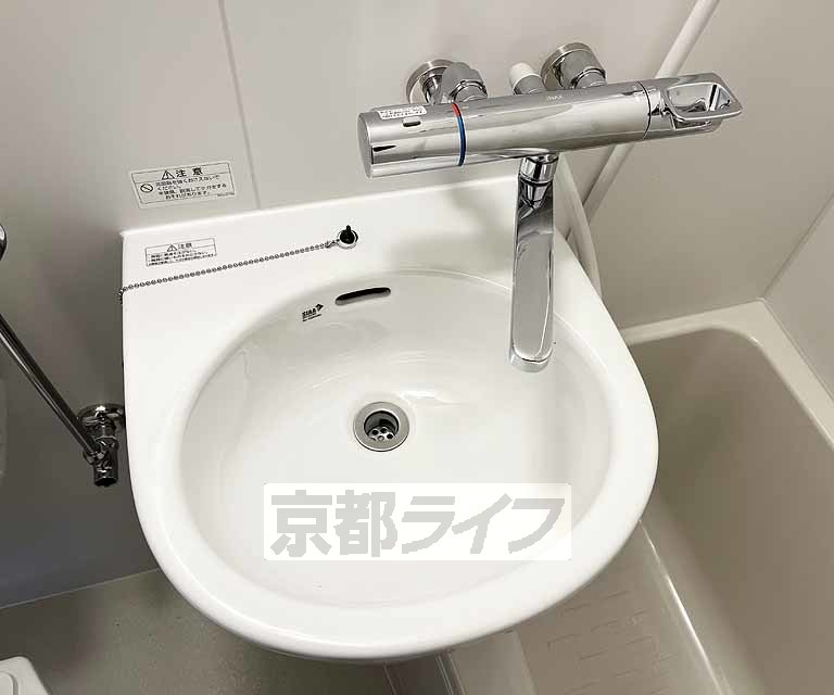 洗面設備　コンパクトな洗面台です