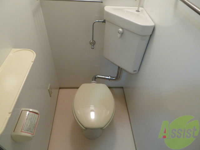 トイレ　トイレはシンプルなデザインで、清潔感があります。