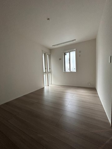 その他部屋・スペース　落ち着いた色調の寝室です