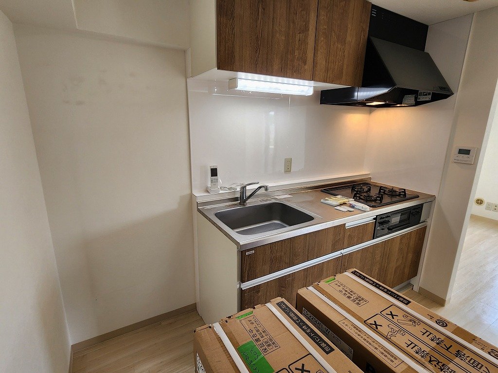 キッチン　３口システムキッチン　冷蔵庫置場　給湯リモコンあり