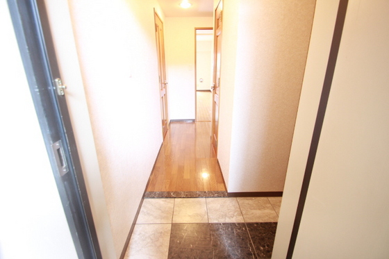 玄関　他部屋の写真を使用しております。