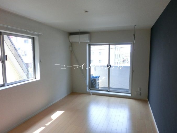 居室・リビング　角部屋につき2面採光で明るく開放感があります☆