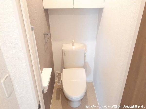 トイレ　※参考写真　同建築メーカー施工の同間取完成他物件のものです。