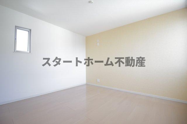 その他部屋・スペース　落ち着いた色調の寝室です