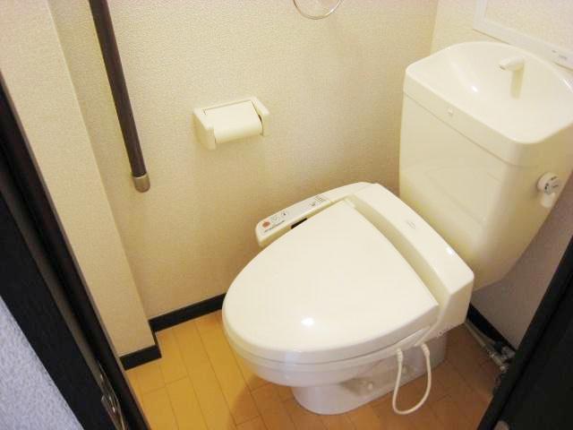 トイレ　バストイレ別。温水洗浄便座付き