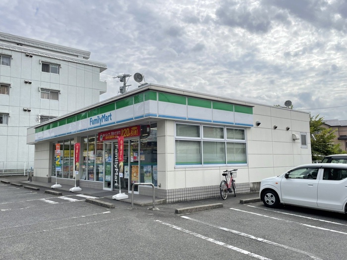 コンビニ　ファミリーマート（コンビニ）まで290m