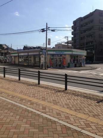 コンビニ　ファミリーマート鶴ヶ峰店（コンビニ）まで438m