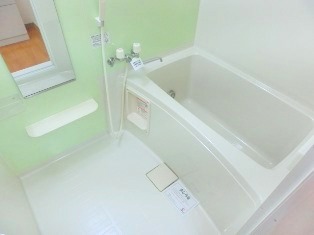 バス・シャワールーム　同タイプの内観です。