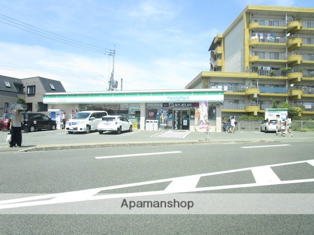 コンビニ　ファミリーマート（コンビニ）まで1262m