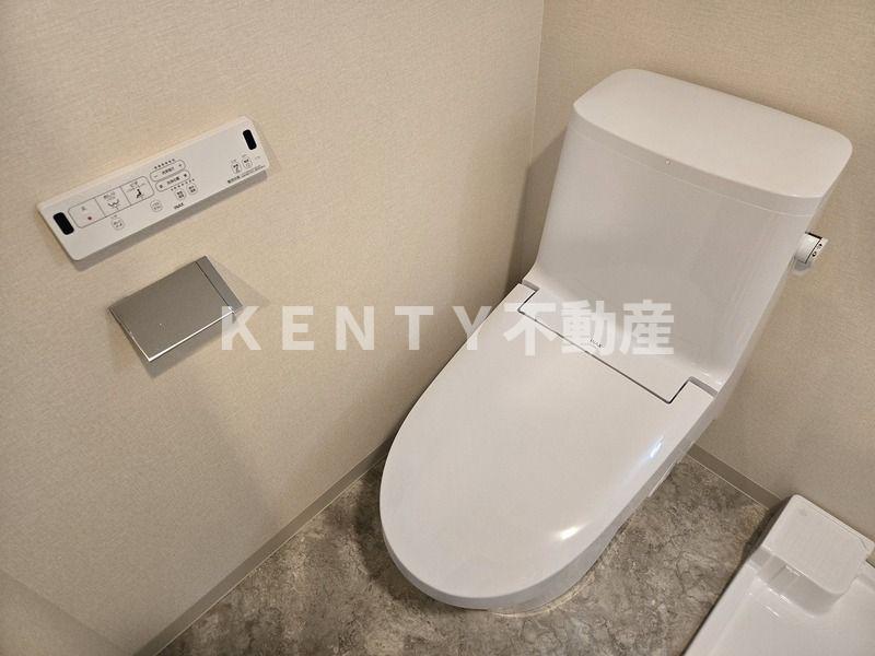 トイレ　落ち着いた色調のトイレです