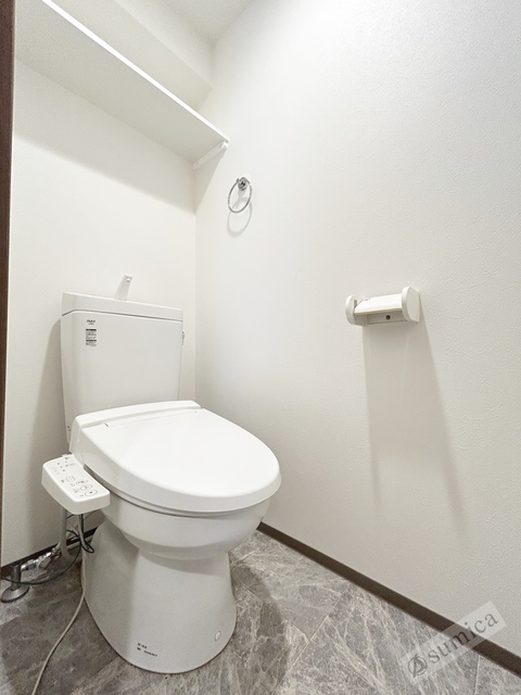 トイレ　人気アイテムの温水洗浄便座。清潔感のあるトイレです。