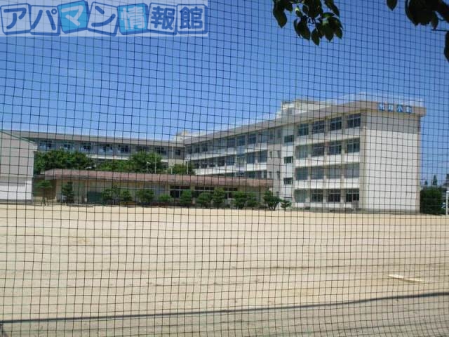 中学校　新潟市立小新中学校（中学校）まで823m