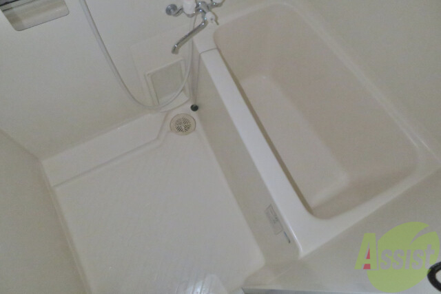 バス・シャワールーム　お風呂は広々としておりますのでゆったり入れますね。