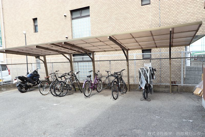 駐車場　屋根付き駐輪場
