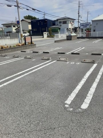 駐車場　駐車場があるので、車を買う予定の方も安心です