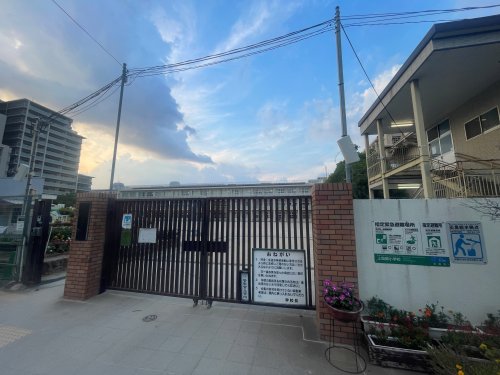 小学校　尼崎市立上坂部小学校（小学校）まで151m