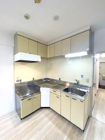 キッチン　同建物反転タイプを表示しています