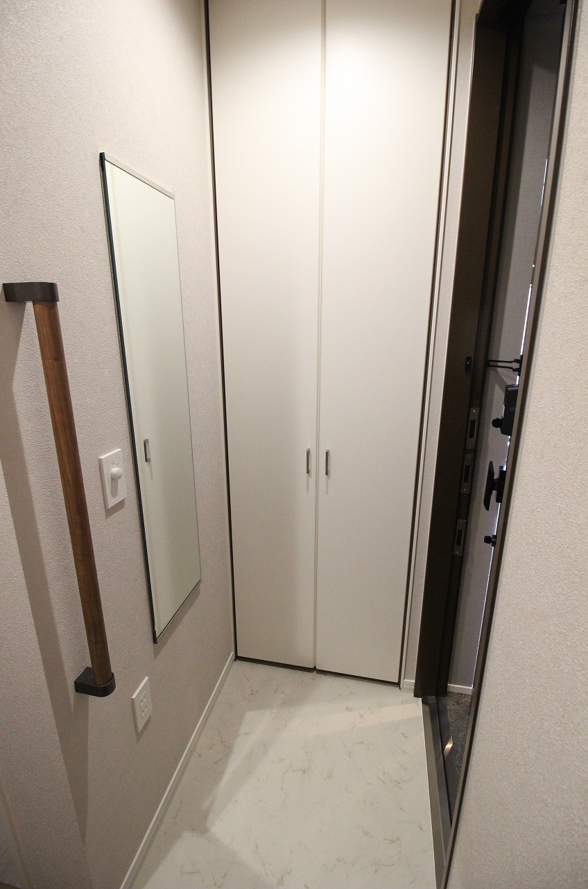 玄関　同タイプの別の部屋の写真です