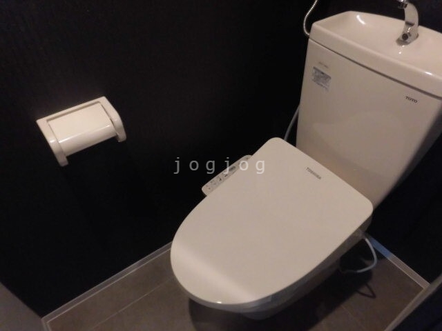 トイレ　嬉しい温水洗浄便座付きのトイレです。