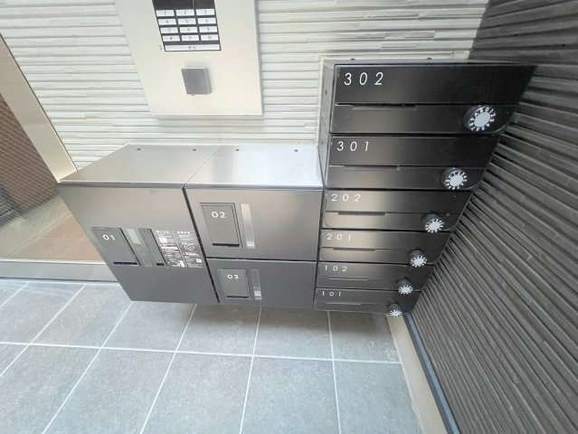 ロビー　ロビーにある各部屋毎のメールボックス。