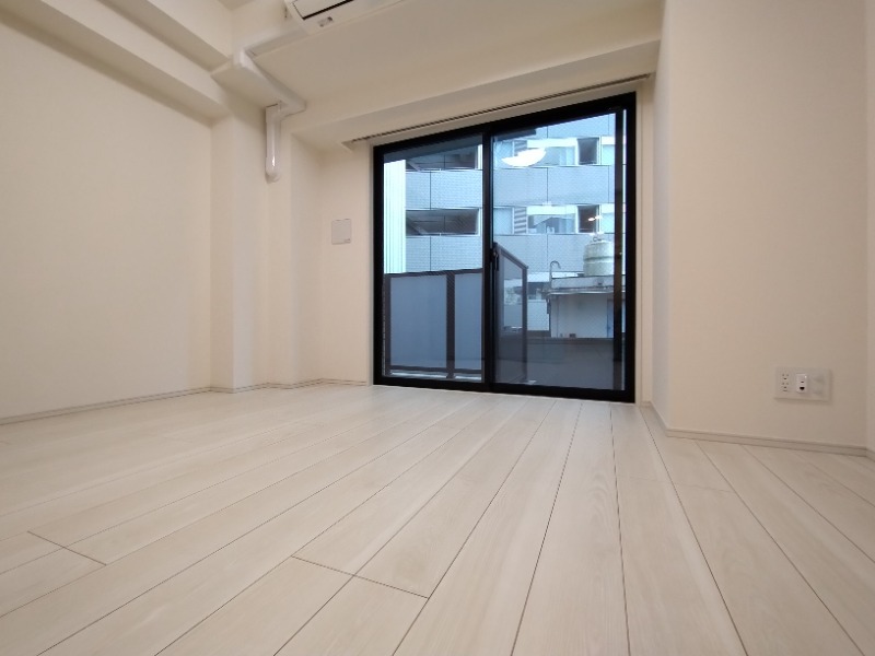 居室・リビング　優しい色合いの床材を使用した居住空間です。