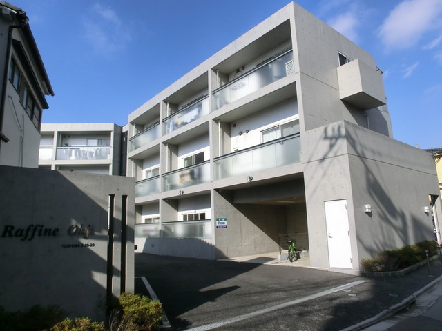 建物外観　コンクリート打ちっ放しのマンションです♪